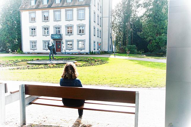 Die Tochter sitzt im Schlosspark Bad Säckingen und ihre Gedanken kreisen um ihre erkrankte Mutter.
