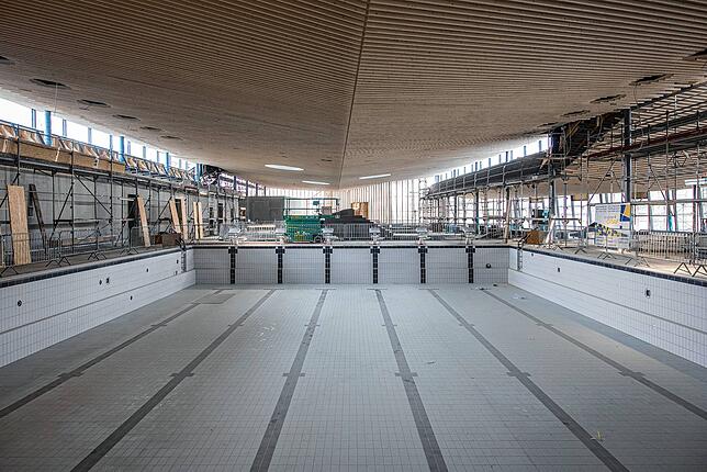 Blick auf das Sportbecken: Ein Großteil der Schwimmbecken ist bereits gefliest.