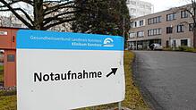 Hier geht&lsquo;s zur Notaufnahme. Über sie kommen im Moment viele Corona-positive Patienten ins Krankenhaus. Die Vielzahl an Erkrankten ...