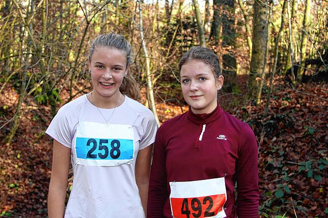 Die besten Zwei: Leonie Stürzl (rechts) siegte auf der Kurzstrecke vor ihrer Hohenfelser Teamkollegin Laura Queyreau.