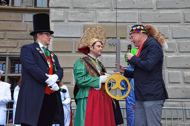 Geschafft: Die Narreneltern Achim Friesenhagen und Stefan Mayer übernehmen von Oberbürgermeister Jan Zeitler (von links) den Schlüssel ...