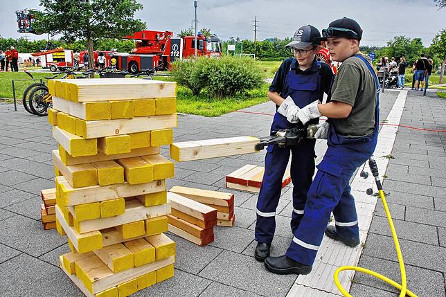 Schon früh lernen die jungen Feuerwehrleute, wie mit schwerem Gerät hantiert wird – wie hier beim Familientag der Jugendfeuerwehr ...