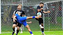 Der SC Markdorf (Sean Brecht beim Torschuss) setzte sich mit einem 8:0-Kantersieg bei den Spfr Owingen-Billafingen (Tim Haug, links und ...