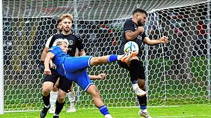 Der SC Markdorf (Sean Brecht beim Torschuss) setzte sich mit einem 8:0-Kantersieg bei den Spfr Owingen-Billafingen (Tim Haug, links und ...