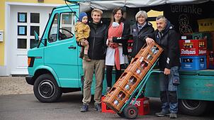 Drei Generationen, von links: Die zweijährige Amelie und ihr Vater Dominik, Nadine und ihr neugeborener Finn, Renate und Klaus Allweyer.