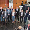 Gruppenbild mit Dame: Die Akteure und Sponsoren des siebten Singener Wirtschaftsforums posieren fürs Erinnerungsfoto im Foyer der ...