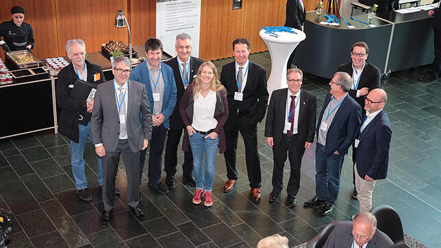 Gruppenbild mit Dame: Die Akteure und Sponsoren des siebten Singener Wirtschaftsforums posieren fürs Erinnerungsfoto im Foyer der ...