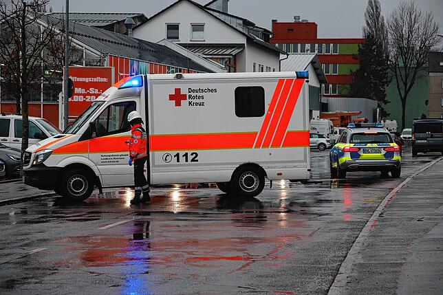 Bild 2: Rauchentwicklung aus dem Stromkasten: Großeinsatz der Feuerwehr an der Tankstelle in der Carl-Benz-Straße