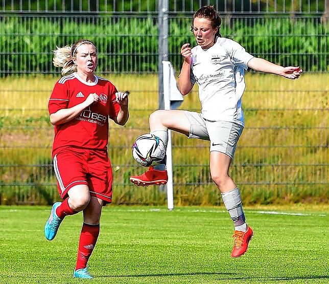 Verhalten: Lea Schmidt (links, gegen Riccarda Schmitt) und der SV Niederhof brauchten etwas, um die Nervosität im Rückspiel um den ...