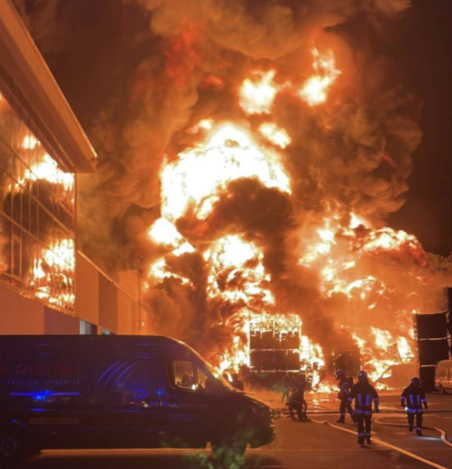 Der Großbrand beim Reifen-Großhändler Göggel in Gammertingen glich einem Flammeninferno wie in Katastrophenfilmen aus Hollywood.