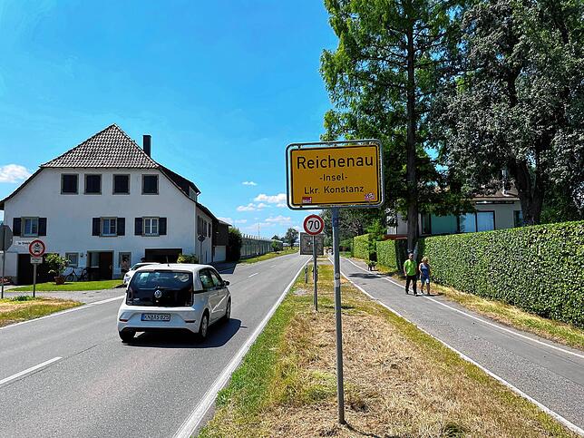 Nach einem langen Damm, der unter Pappeln durchführt, gelangen Besucher auf die Gemüse- und Klosterinsel. Gesäumt sind die Straßen meist ...
