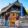 Sie leben ihren Traum und betreiben seit gut einem Jahr als Pächter die Sankt Wilhelmer Hütte am Feldberg: das Randener Ehepaar Thomas ...