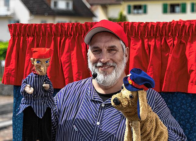 Sven von Falkowski alias „Max Buntschuh“ ist der Puppenspieler und Direktor des Wangener Puppentheaters, das er seit dem Jahr 2000 betreibt.