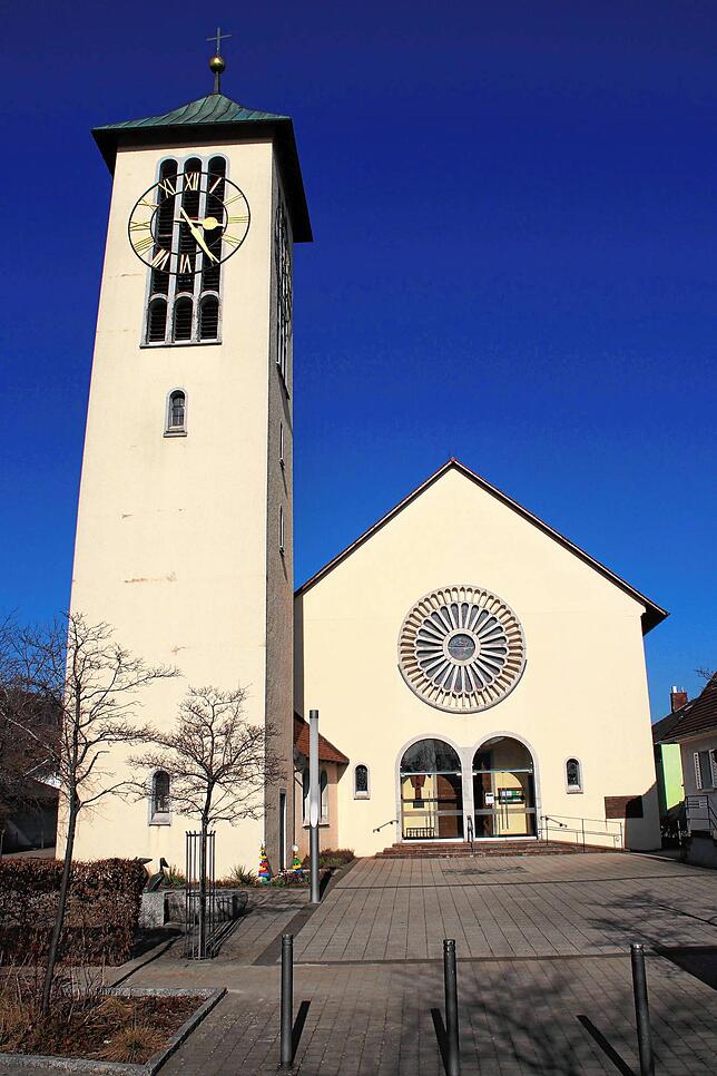 Die katholische Kirche wurde in den 1950er Jahren mit viel persönlichem Einsatz von engagierten Mitgliedern der Pfarrgemeinde gebaut.