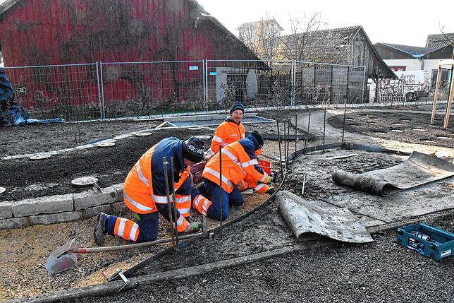 Die Mitarbeiter des Bauhofs haben die Pläne für die neuen Grabarten in Eigeltingen bereits umgesetzt. Bald sind die Wege fertig und nach ...