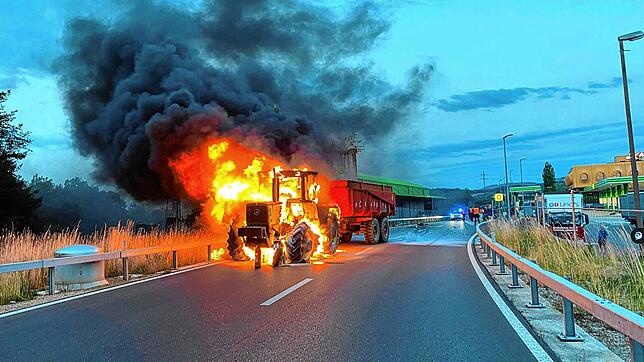 Unfall bei Pratteln: Der Traktor brennt, nachdem das Motorrad frontal in ihn gekracht ist. Der Motorradfahrer verstirbt nich dan der ...