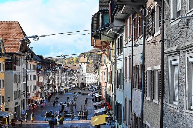 Weihnachtsvorbereitung: An den Fassaden der Waldshuter Altstadt befestigt, überspannen die Befestigungen für die Lichterketten die ...