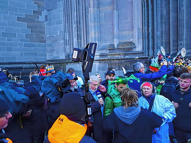 Der SWR filmt auf dem Münsterplatz.