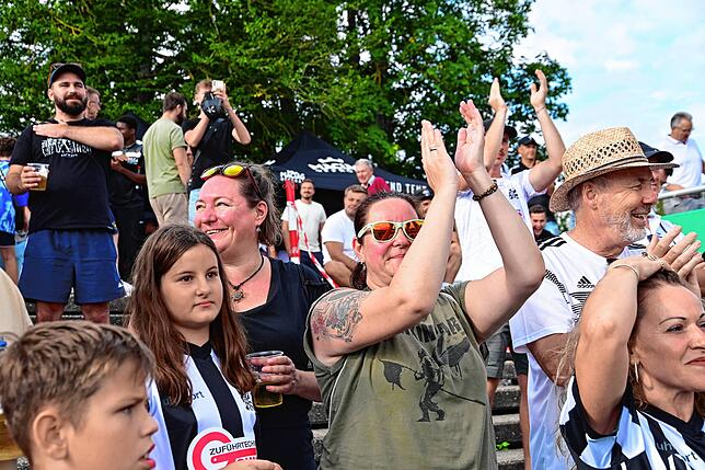 Bild 12: Pokalspiel  gegen Heidenheim: Fans feiern FC 08 Villingen trotz Niederlage