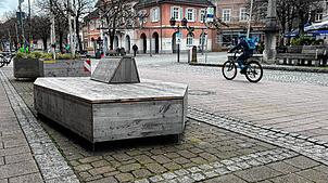 Die City-Möbel sollen teils entfernt, teils verschoben werden – wie hier gegenüber dem Kronenbrunnen. Neun Parkplätze würden so ...