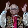 Der neu gewählte Papst Leo XIV., der US-Amerikaner Robert Prevost, grüßt nach dem Konklave auf dem Balkon des Petersdoms im Vatikan.
