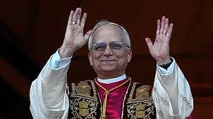 Der neu gewählte Papst Leo XIV., der US-Amerikaner Robert Prevost, grüßt nach dem Konklave auf dem Balkon des Petersdoms im Vatikan.