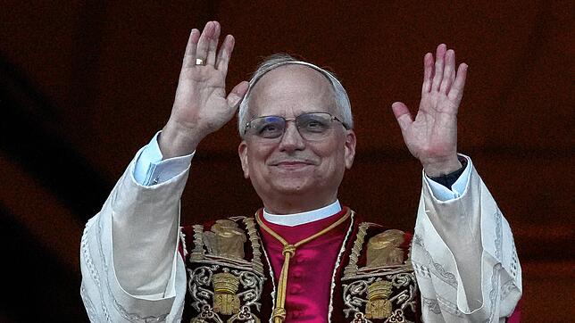Der neu gewählte Papst Leo XIV., der US-Amerikaner Robert Prevost, grüßt nach dem Konklave auf dem Balkon des Petersdoms im Vatikan.