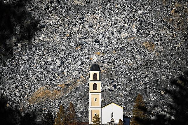Der Kirchturm im Dorf Brienz unterhalb des Felsrutsches.