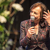 Maja Dornier (Bild links), Vorstandsvorsitzende der Peter-Dornier-Stiftung, gab Einblicke in das Leben ihres Schwiegervaters Claude Dornier.