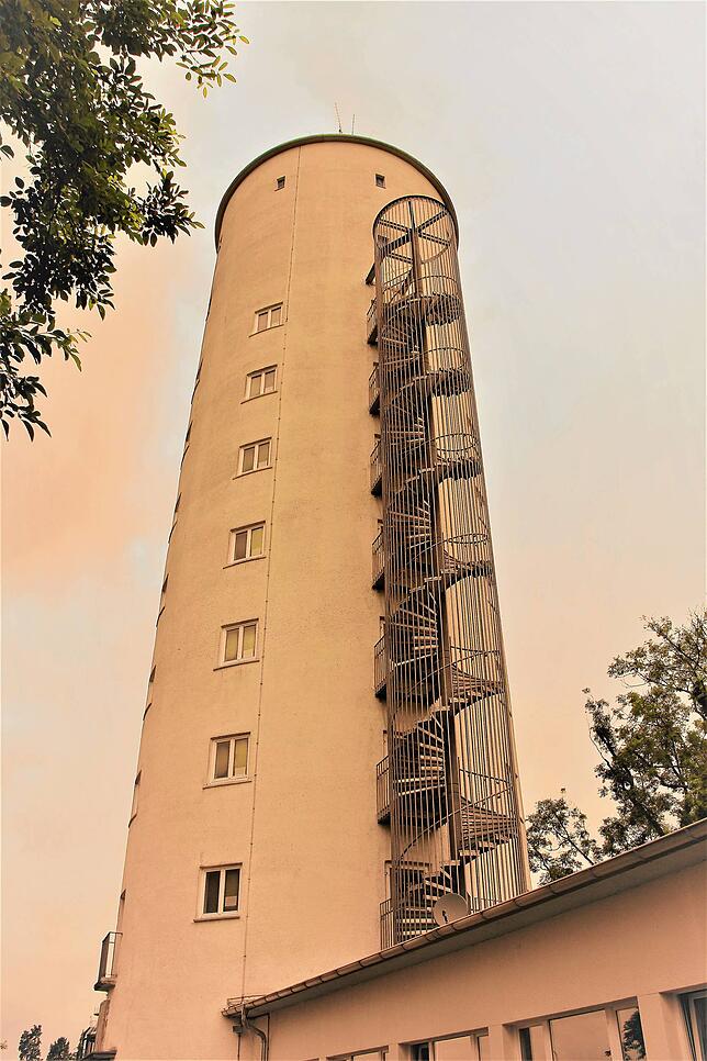 Bestes Stück der Konstanzer JH: Der Otto-Moerike-Turm, in dem die Zimmer sind. Sie sind klein und mit eigenem Bad ausgerüstet – in ...