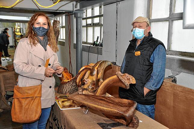 Karin Gäng, Vorsitzende der Chorgemeinschaft Oberlauchringen (links), interessierte sich für die „Schönen Dinge aus Holz“ ...