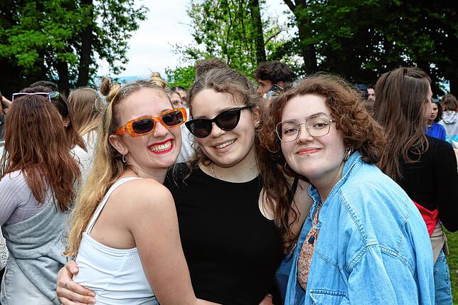 Bild 2: Strahlende Festival-Fans! Am ersten Nachmittag steigt die Stimmung