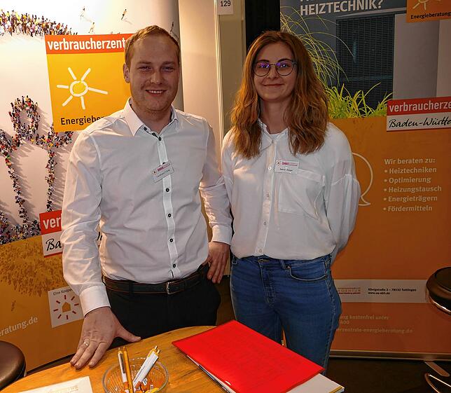 Die Fachberater Ferdinand König und Selina Geiger vonn der Energieagentur raten vor dem Kauf einer Wärmepumpe, das Gebäude dringend von ...