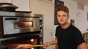 Mit dem Pizzaofen ist Luca Macri vertraut. In Kürze beginnt er eine Ausbildung zum Koch.