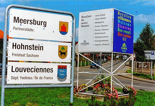 So sah es gegen 2005 am Saba-Knoten aus. Eine Tafel heißt die Besuch in mehreren Sprachen Willkommen.