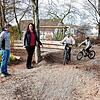Initiator Benjamin Kienzler sowie Orstvorsteherin Anja Keller freuen sich über die ersten Kinder, die mit Freude ihre Runden auf dem ...
