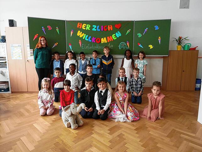 Die 1e Elefantenklasse der Waldeck-Schule Singen mit ihrer Klassenlehrerin Selina Eckertz bei ihrer Einschulungsfeier.