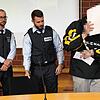 Marcel K. (rechts) wird am ersten Prozesstag von zwei Justizvollzugsbeamten in den Gerichtssaal am Landgericht Konstanz geführt.