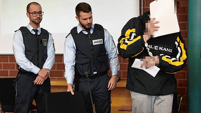 Marcel K. (rechts) wird am ersten Prozesstag von zwei Justizvollzugsbeamten in den Gerichtssaal am Landgericht Konstanz geführt.