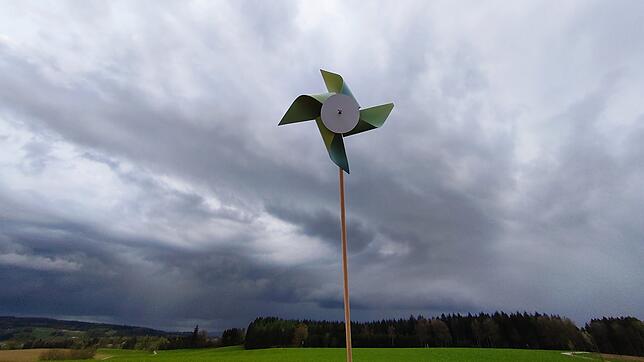 Ein Spielzeugwindrad vor einer der zukünftigen Vorrangflächen auf der Gemarkung der Gemeinde Mühlingen.