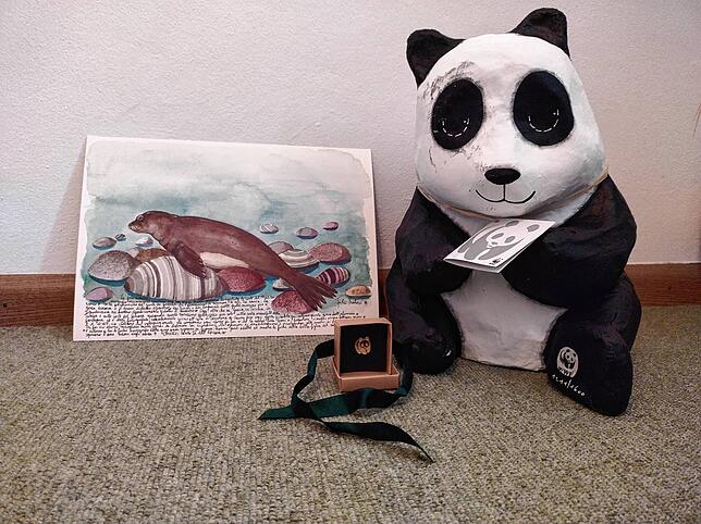 Der Preis besteht aus einem Papierpanda, einer Anstecknadel mit dem goldenen Panda sowie einem Gemälde des verstorbenen Fulco Pratesi, ...