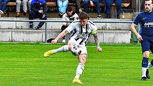 Vorbildlich: Kapitän Timo Glattacker vom FC Wittlingen – hier ein Archivfoto – verdiente sich beim 4:1-Sieg des Tabellenführers beim TuS ...