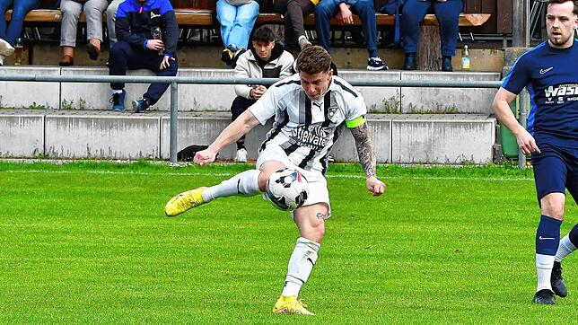 Vorbildlich: Kapitän Timo Glattacker vom FC Wittlingen – hier ein Archivfoto – verdiente sich beim 4:1-Sieg des Tabellenführers beim TuS ...