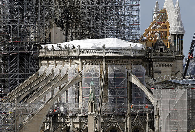 Aktuell schützt eine Plane das Dachgewölbe der Kathedrale vor Regen.