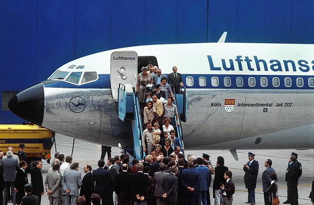 Einige der befreiten Geiseln, zum Teil in Decken gehüllt, verlassen die am 18. Oktober 1977 auf dem Frankfurter Rhein-Main Flughafen ...