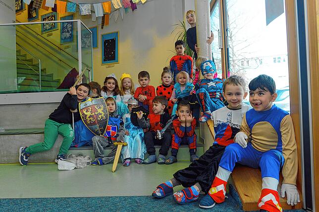 Auch im Kindergarten St. Petrus Canisius in der Marienstraße geht es an diesem Tag kunterbunt zu. In kleinen Gruppen gibt es ...