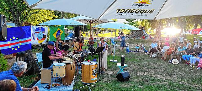 Trommeln wie die Hippies zum Sonnenuntergang. Das Food&Drinks am Strandbad Dingelsdorf.