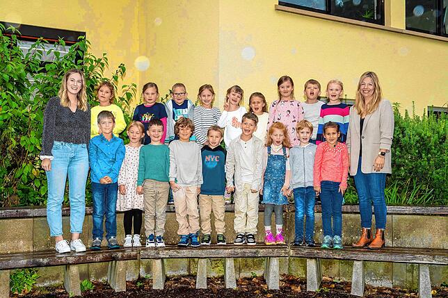 Die erste Klasse der Grundschule Pfaffenweiler mit den Lehrkräften Sandra Müller (rechts) und Sophia Bucher (links).