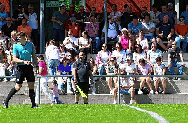 Bild 24: Das torreiche Kellerderby gewinnt der SV Deggenhausertal! Wir waren mit der Kamera dabei!