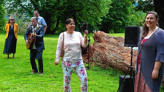 Mit Abstand im Park: Die Künstler der Fotogruppe f7 stellten sich bei der Vernissage im Freien selber vor. Von links: Chris Rütschlin, ...